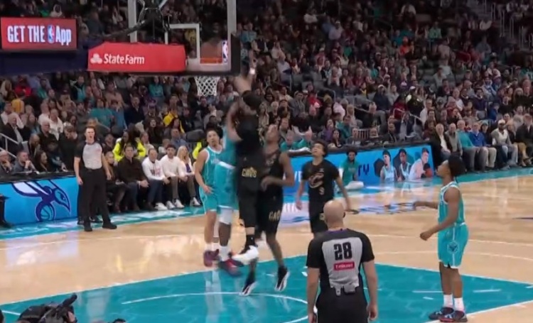 开云下载-泰山压顶！南斯篮下接球起飞 单臂暴力隔扣迪亚巴特