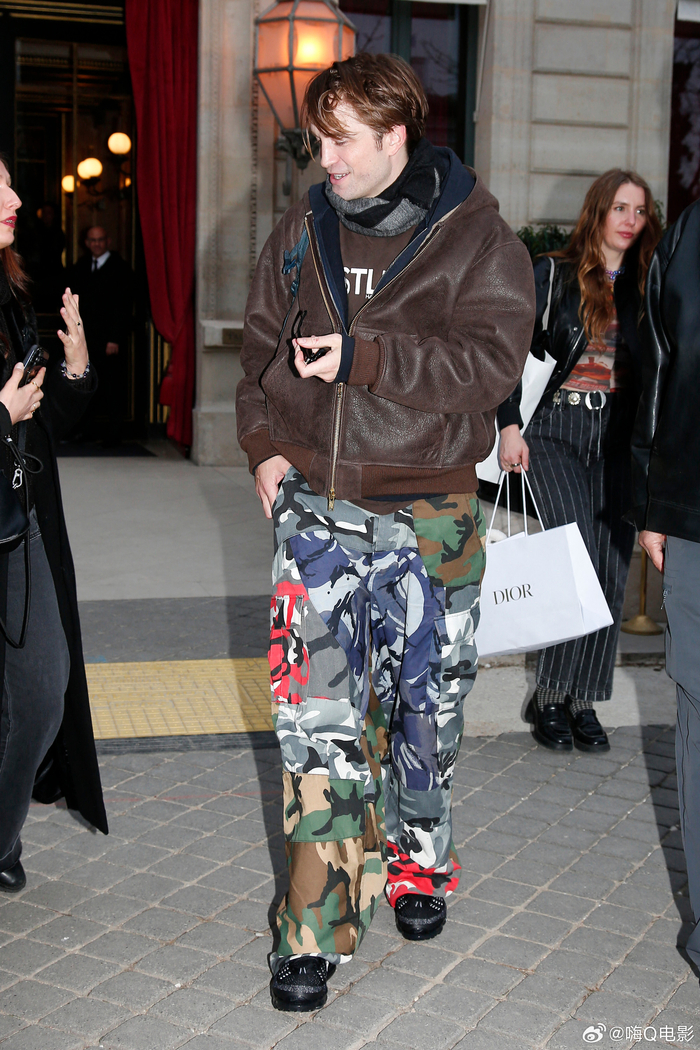 kaiyun-罗伯特帕丁森巴黎迪奥秀后离开酒店|罗伯特·帕丁森|迪奥(Dior)|迪奥（Dior）_新浪娱乐_新浪新闻